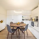 On The Square Flat - Center By House And People *