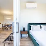 On The Square Flat - Center By House And People בראגה