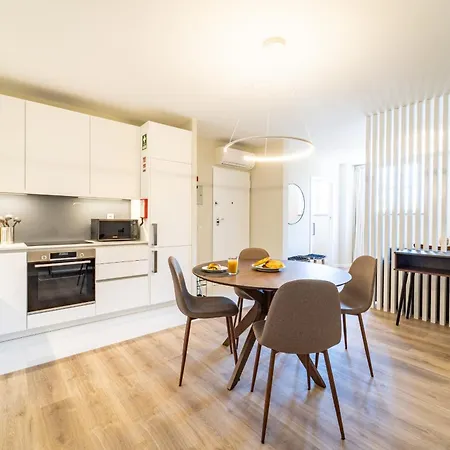 On The Square Flat - Center By House And People