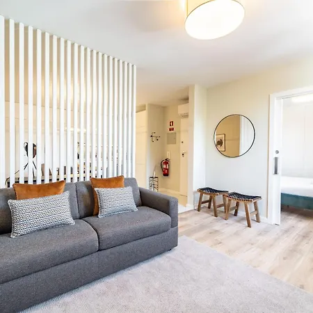 On The Square Flat - Center By House And People