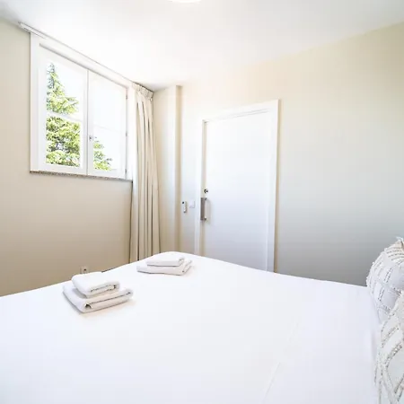 On The Square Flat - Center By House And People *