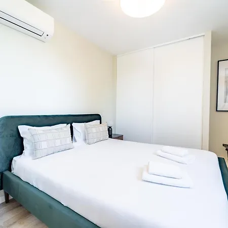 On The Square Flat - Center By House And People *