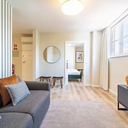 On The Square Flat - Center By House And People *