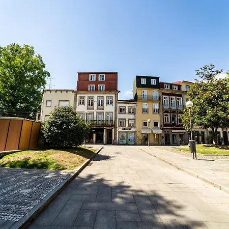 On The Square Flat - Center By House And People * בראגה