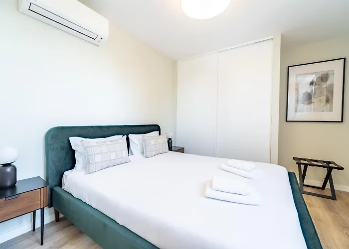 On The Square Flat - Center By House And People *