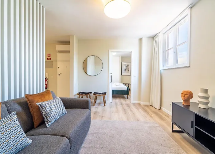 On The Square Flat - Center By House And People *